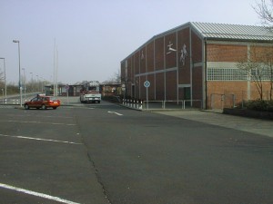 Sporthalle mit Parkplatz